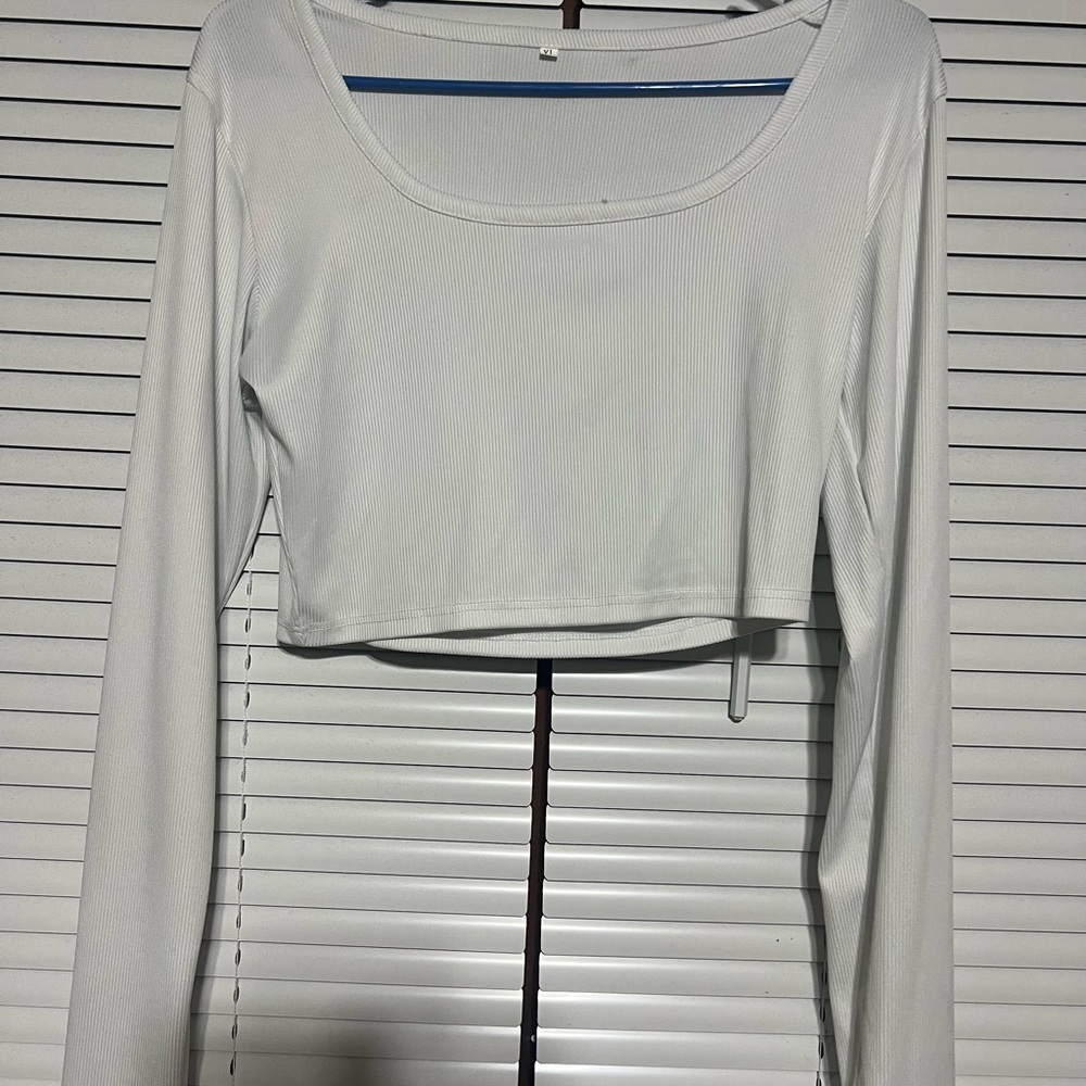 Women’s Long Sleeve Crop Top. Size XL.